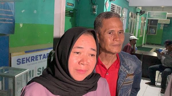 Isak Tangis Orangtua SMK Lingga Kencana Depok Pecah saat Datangi Sekolah, Bus 2 dan 3 Selamat