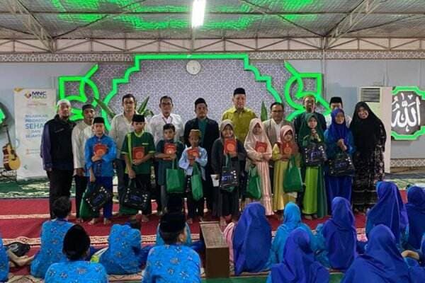 MNC Peduli dan Masjid Raudhatul Jannah Donasikan 100 Al Quran ke Anak Yatim