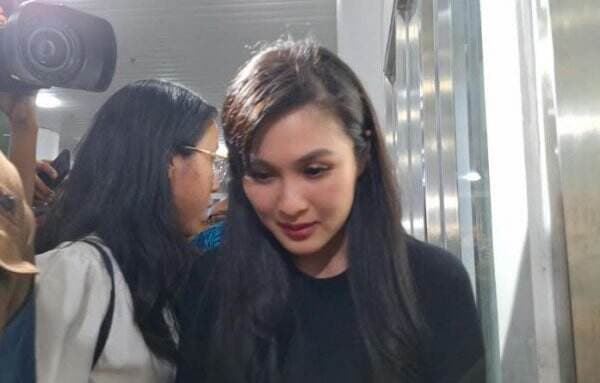 Tertunduk! Sandra Dewi Diperiksa 10 Jam soal Kasus Korupsi Timah yang Seret Suaminya