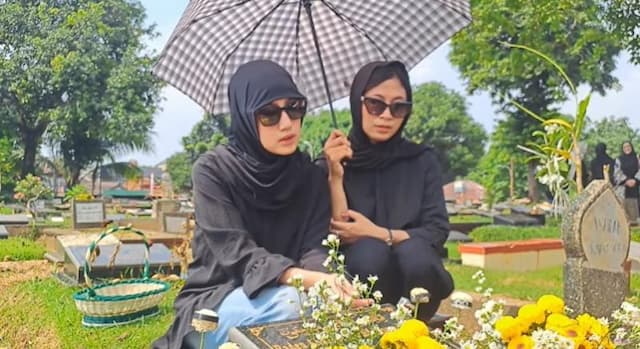 Hadiri Pemakaman Ibu Angger Dimas, Tamara Tyasmara Langsung Nyekar ke Makam Dante