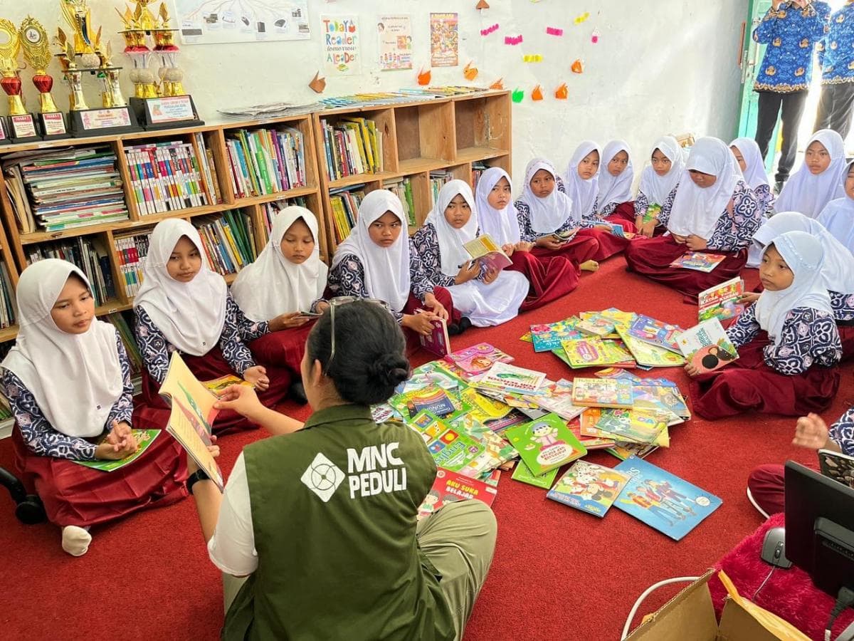 Perkuat Literasi, MNC Peduli Salurkan Ratusan Buku ke SDN Cibilik Sukabumi Perkuat Literasi, MNC Peduli Salurkan Ratusan Buku ke SDN Cibilik Sukabumi
