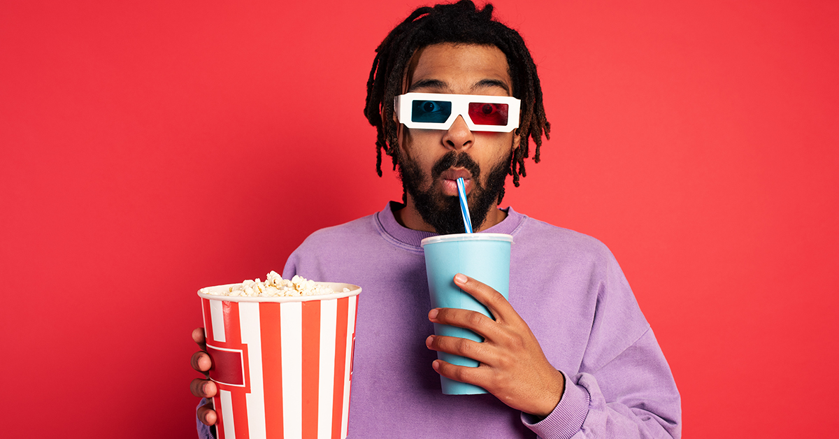 orang makan popcorn