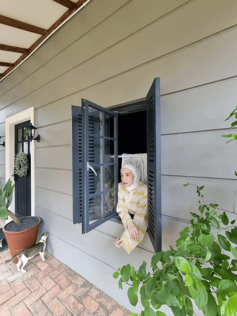 motif jendela fasad rumah arya saloka