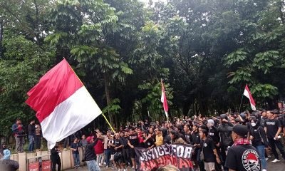timnas indonesia vs kamboja di piala aff 2022 ultras garuda nyanyikan yel yel di sekitar stadion utama gelora bung karno o1BSgtOAQT 1