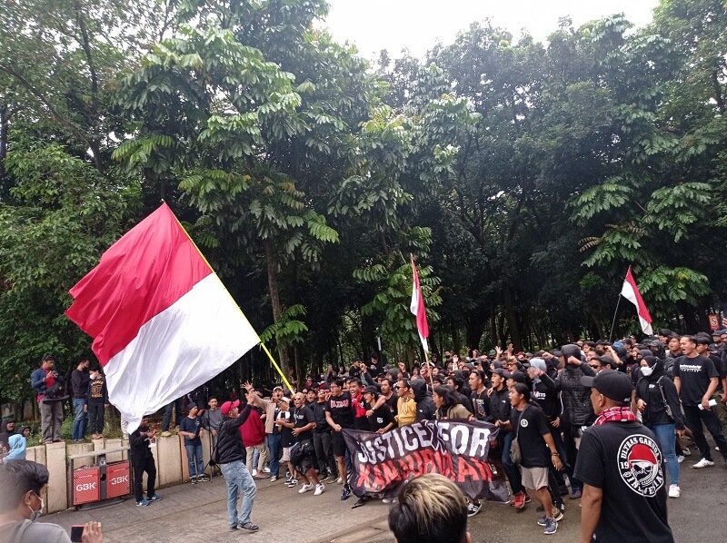 timnas indonesia vs kamboja di piala aff 2022 ultras garuda nyanyikan yel yel di sekitar stadion utama gelora bung karno o1BSgtOAQT 1