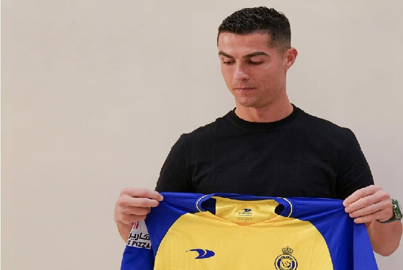 cristiano ronaldo menggunakan baju klub al nassr 22siuuuu22