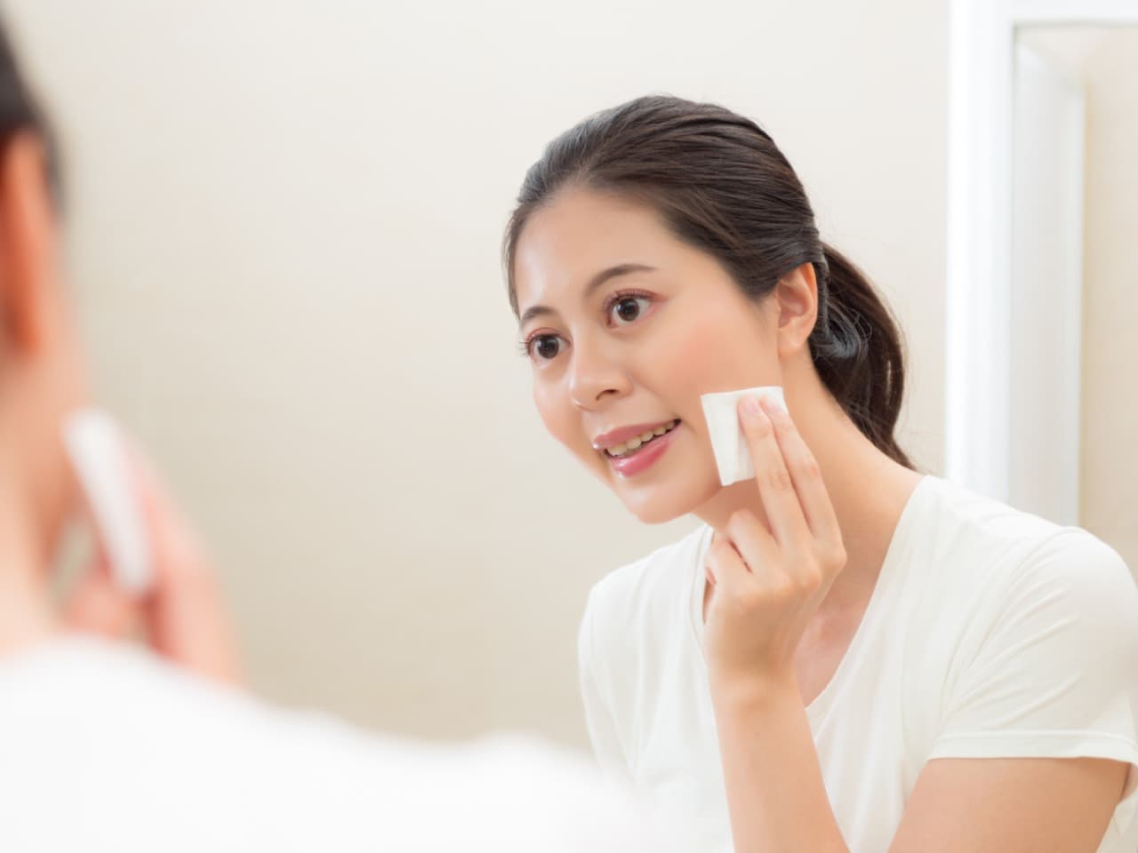 Suka Pakai Micellar Water sebagai First Cleanser? Coba Simak Dulu Kandungan yang Tepat, yuk!