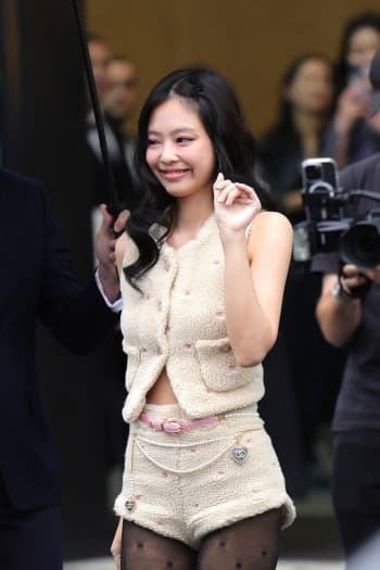 Dijuluki sebagai ‘Human Chanel’, Jennie Tampil Memukau di Chanel Spring/Summer 2024 Show