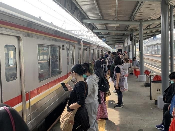 Jumlah Penumpang Commuter Line Turun 29 Persen Imbas Kebijakan WFA Jelang Lebaran
