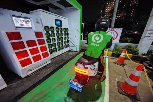 Harga Minyak Mentah Melonjak, Ojol Bermotor Listrik Tak Lagi Khawatir BBM