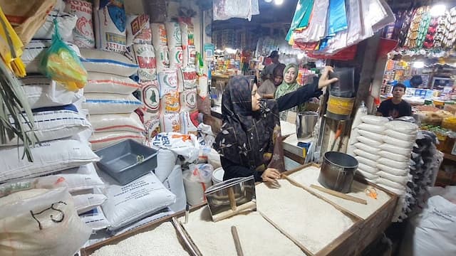 Sidak ke Pasar, Bulog Pede Stok dan Harga Beras-Minyakita Stabil selama Ramadan