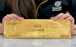 Harga Emas Pegadaian Minggu 14 Desember 2025: Galeri24 Stagnan, UBS Turun