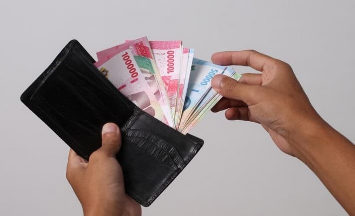 Rupiah Jelang Akhir Pekan Ditutup Melemah ke Rp16.876 per Dolar AS