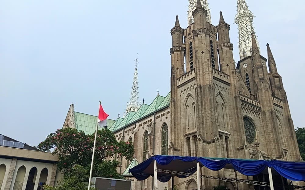 Brimob Terjunkan Unit Khusus Sterilisasi Gereja Katedral Jelang Malam Natal