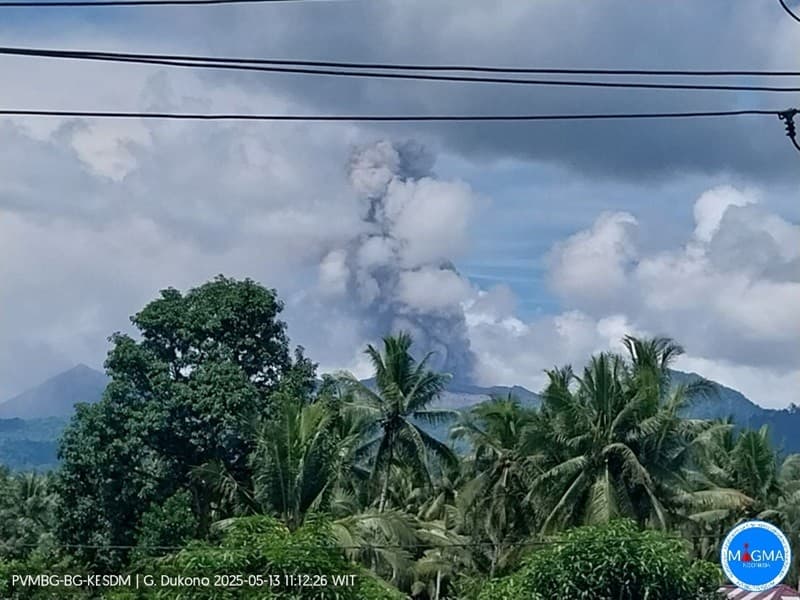 Gunung Dukono Erupsi Luncurkan Abu Vulkanik Setinggi 1.300 Meter
