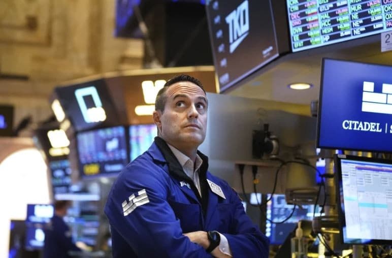 Wall Street Dibuka Melemah, Tekanan Valuasi Saham Teknologi Bebani Pasar