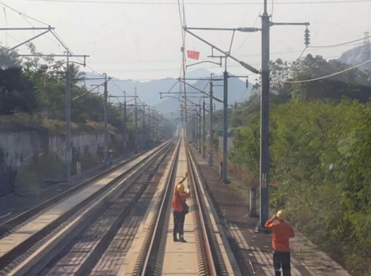 Perjalanan Kereta Cepat Whoosh Sempat Terhenti Akibat Gangguan Benang Layang-Layang
