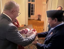 Prabowo Beri Kado Toto Anjing Kesayangan PM Albanese: Kaos Merah Putih