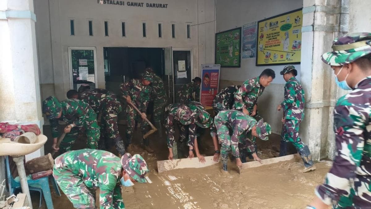 80 Personel TNI AD Dikerahkan untuk Bersihkan RSUD Aceh Tamiang