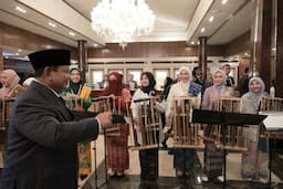Kedatangan Prabowo di Pakistan Disambut Permainan Angklung Ibu-Ibu WNI