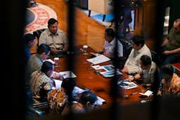 Seskab: Presiden Fokus Percepat Penanganan Bencana dan Jaga Stabilitas Harga Jelang Nataru