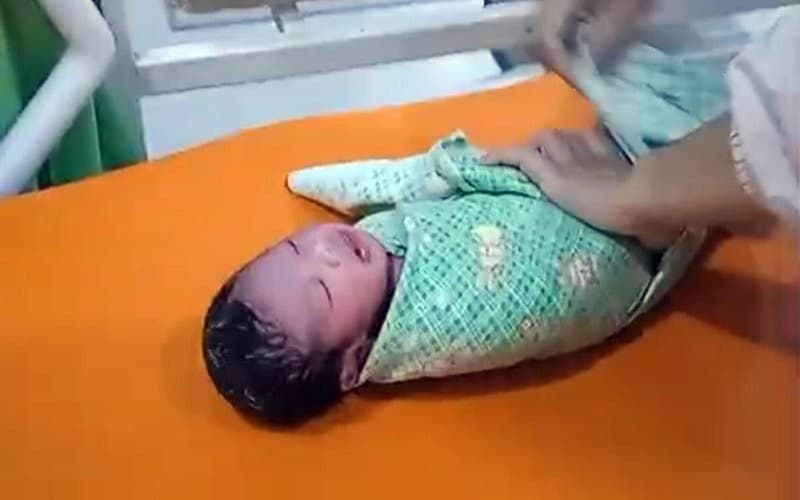 Cerita Ibu di Langkat Sumut Lahirkan Bayi Kembar di Tengah Bencana Banjir