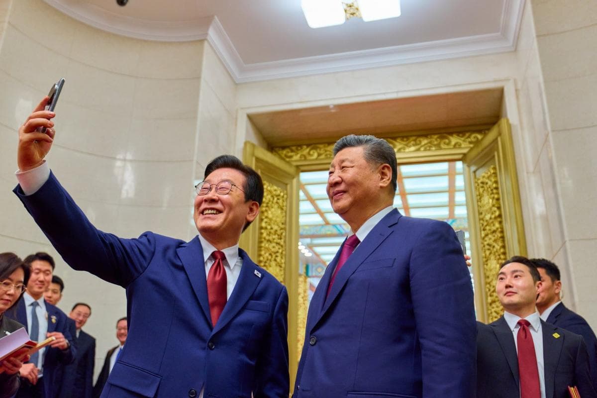Dapat Hadiah Ponsel Xiaomi, Presiden Korsel Ambil Foto Selfie dengan Xi Jinping