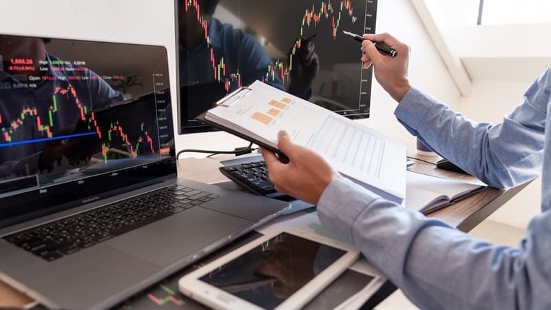 IHSG Pekan Ini Diprediksi Fluktuatif, Pantau Pergerakan Saham SMGR, ARCI hingga BFIN