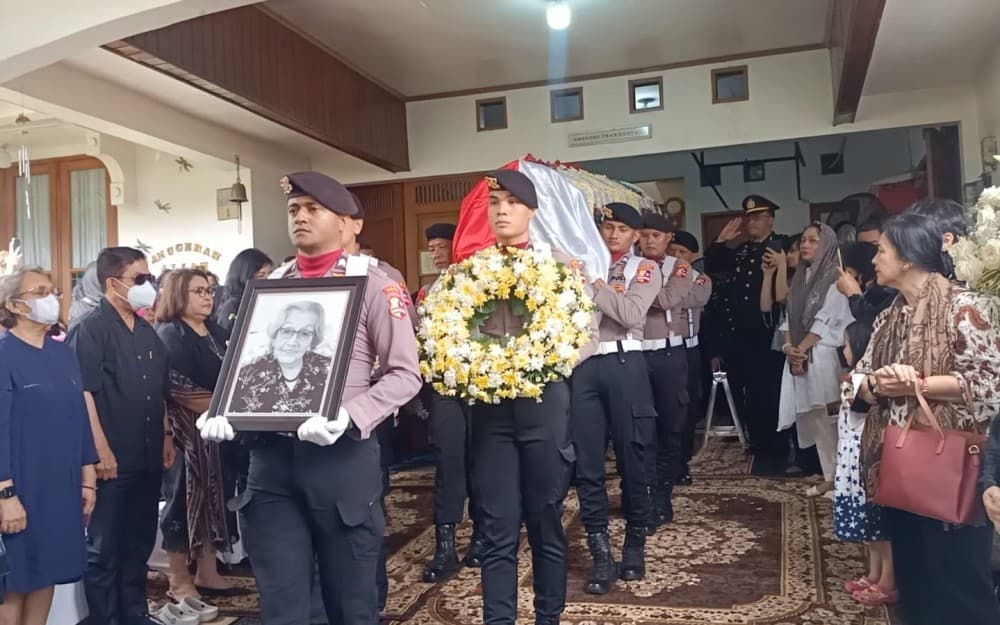 Meriyati Hoegeng Dimakamkan secara Kedinasan dengan Upacara Kebesaran Polri 