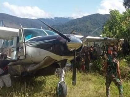 Pesawat Smart Air Ditembak di Bandara Koroway Batu, 2 Pilot Dikabarkan Tewas