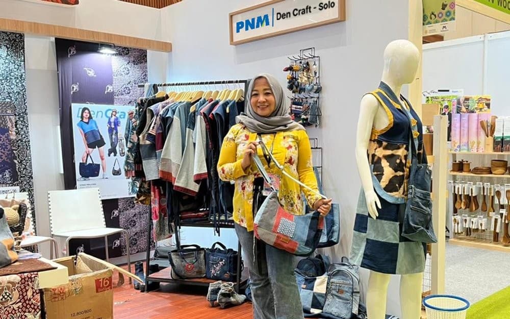 Dari Jeans Bekas ke Pameran Nasional, Cerita Erna Merajut Asa Bersama PNM Mekaar