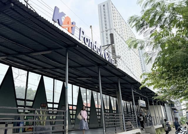 KAI Commuter Lakukan Penyesuaian Alur Pengguna di Stasiun Pondok Cina Mulai Hari Ini