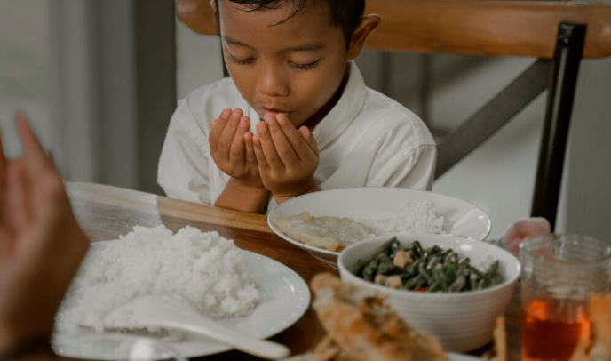 5 Tips Mengajarkan dan Melatih Anak untuk Ikut Puasa Ramadan, Begini Triknya