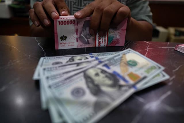 Rupiah Diprediksi Tembus Rp17.100 Imbas Lonjakan Harga Minyak dan Konflik Global