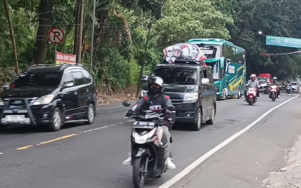 Macet Nyaris 2 Km, Polisi Berlakukan One Way 30 Menit di Lingkar Gentong-Simpang Sukamantri