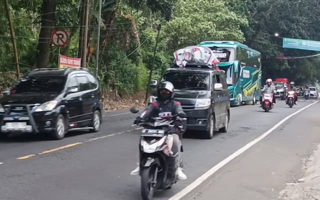 Macet Nyaris 2 Km, Polisi Berlakukan One Way 30 Menit di Lingkar Gentong-Simpang Sukamantri