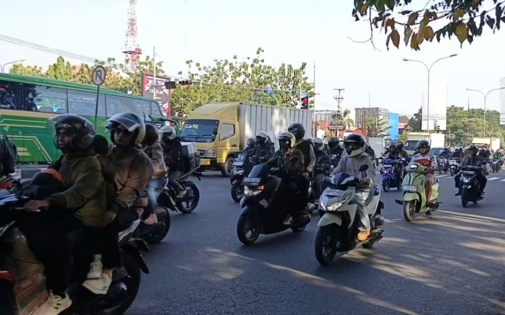 Jelang Lebaran, Jalur Pantura Cirebon Dipadati Pemudik Motor