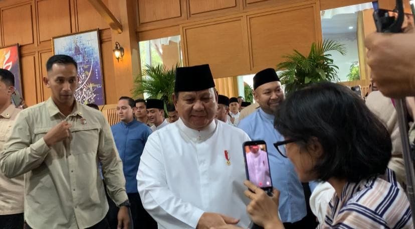 Prabowo Sapa dan Salami Warga saat Open House Lebaran di Istana