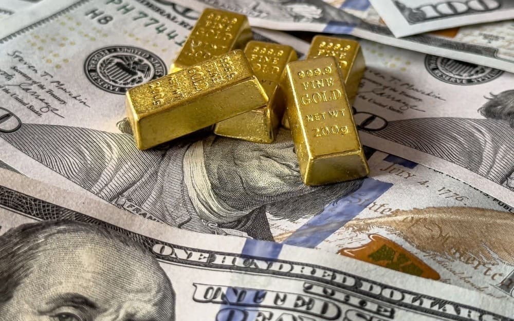 Investor Beralih ke Dolar AS, Tekan Harga Emas di Tengah Ketegangan Global