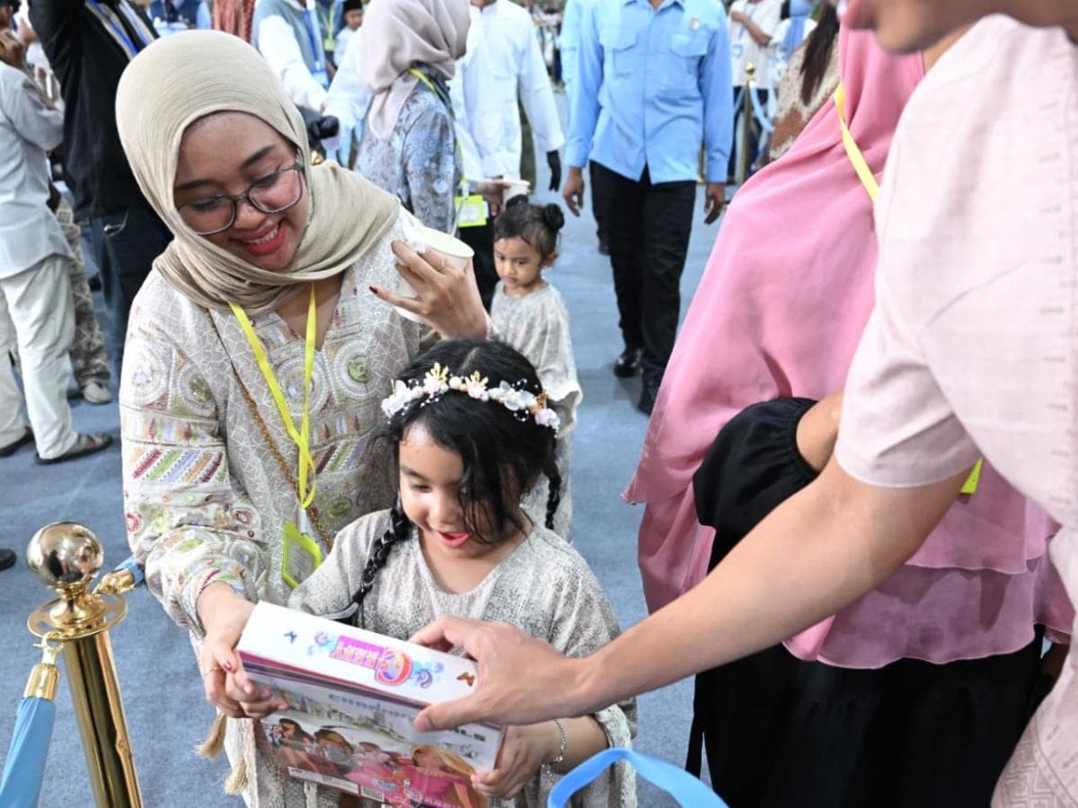 Open House di Istana, Anak-anak Dapat Hadiah Mainan Mobil-mobilan hingga Boneka