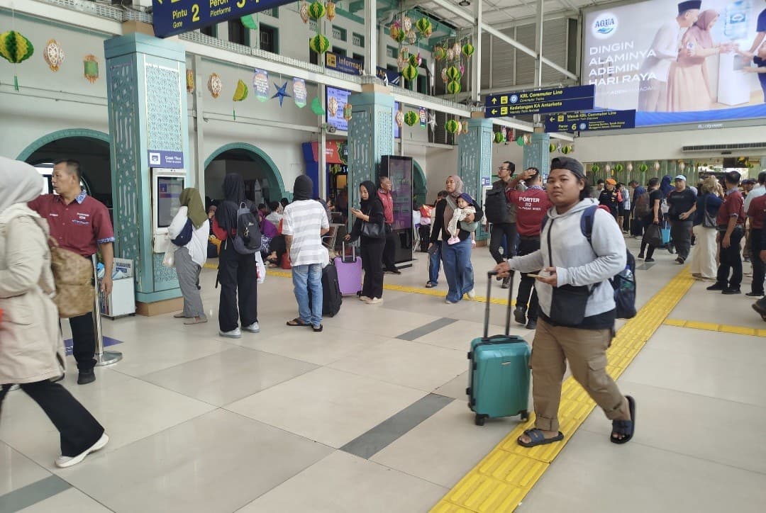 Stasiun Pasar Senen Terpantau Lengang pada H+4 Lebaran