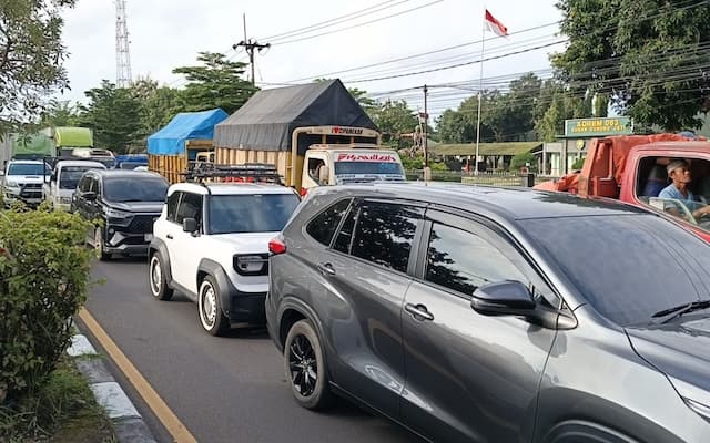 Ada Pembatasan Masuk Tol dan One Way, Antrean Truk dan Bus Mengular di Pantura Cirebon