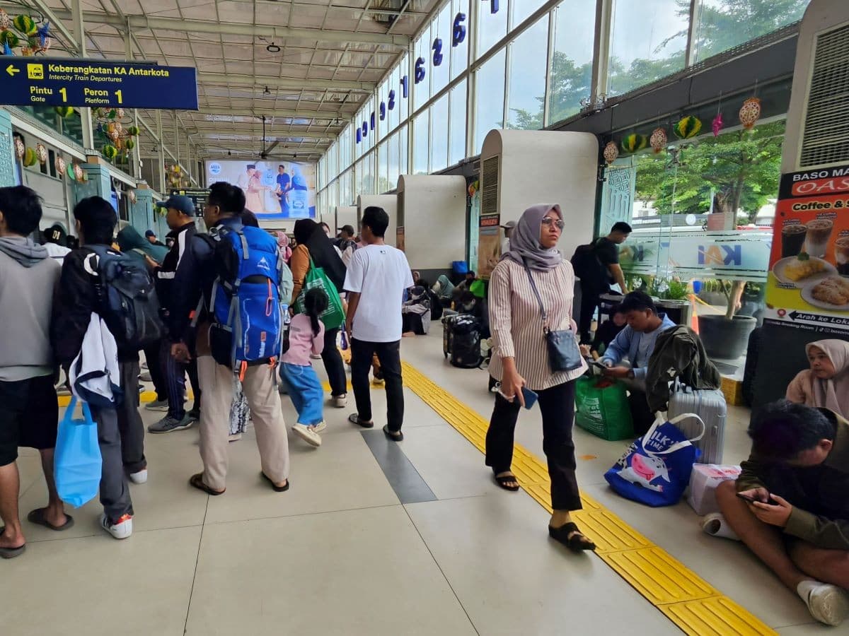 Arus Balik Padat di Stasiun Senen, Kedatangan Penumpang Tembus 18 Ribu Orang Sehari