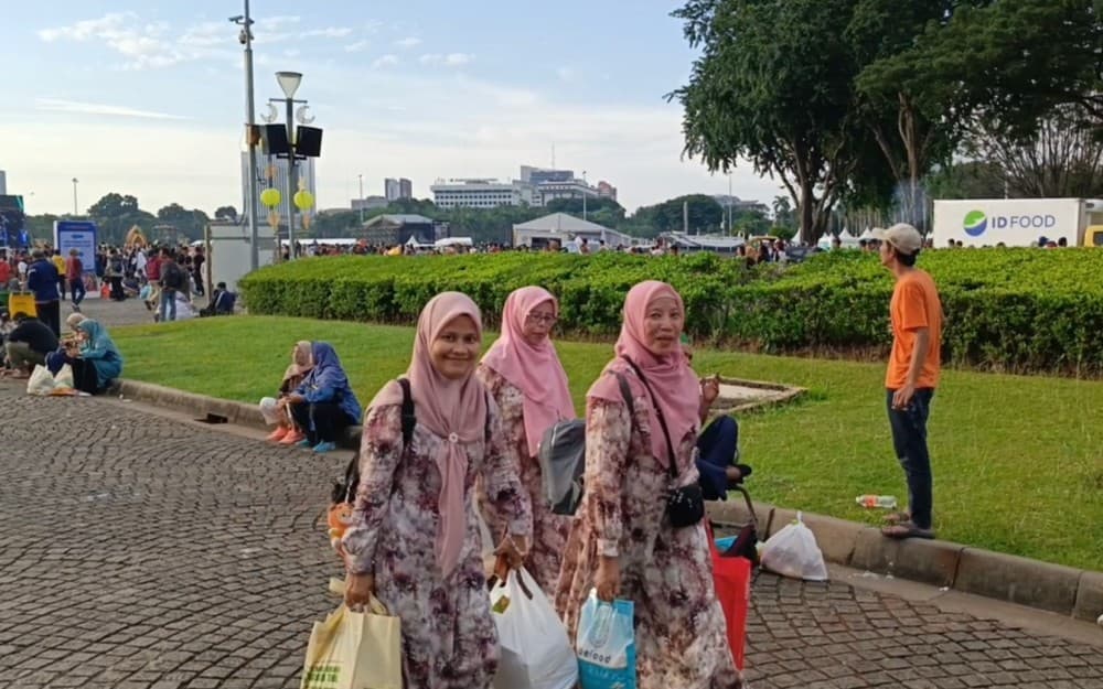Semringah Ada Gerakan Sembako Murah di Monas, Emak-Emak: Sering-Sering! Semringah Ada Gerakan Sembako Murah di Monas, Emak-Emak: Sering-Sering!