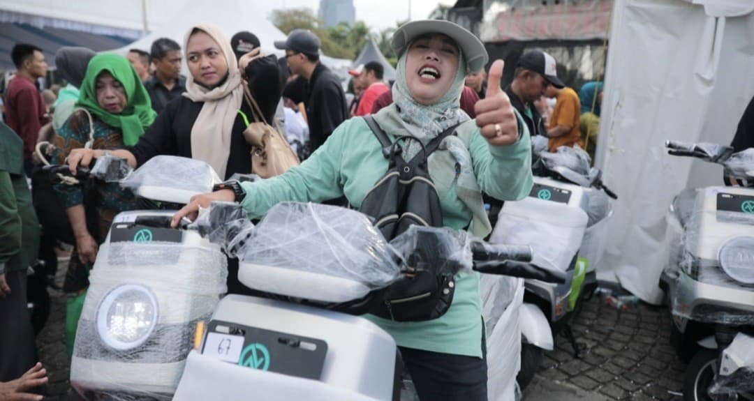 Begini Ungkapan Gembira Warga Dapat Doorprize Motor Listrik di Pasar Murah Pemerintah