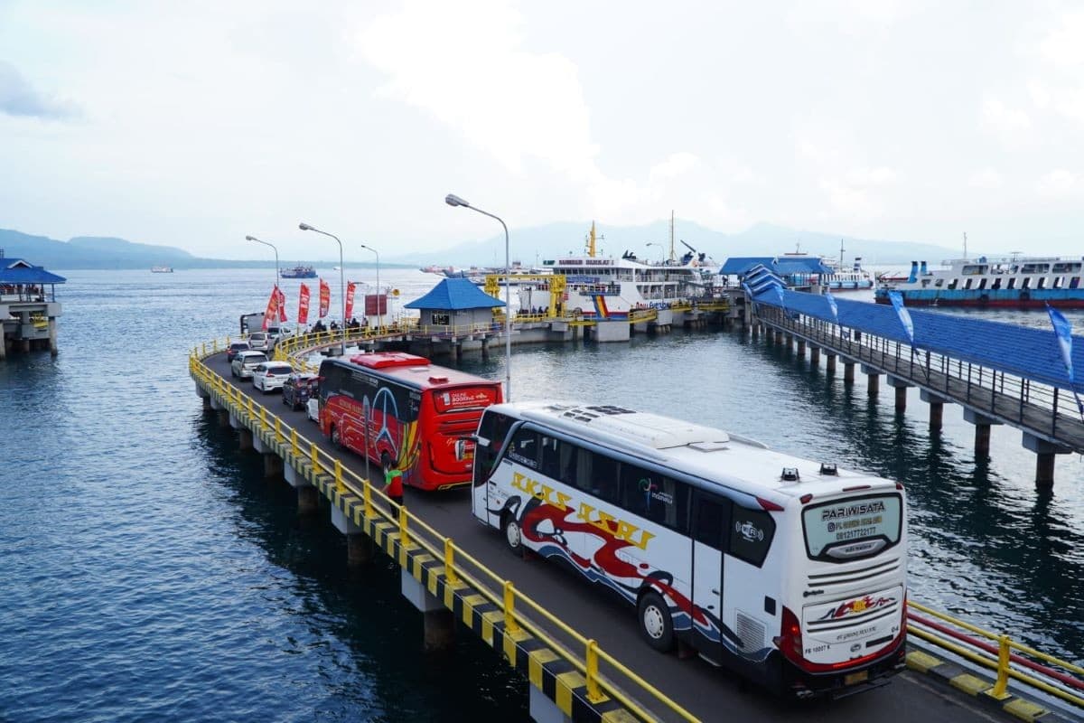 Antrean Kendaraan Capai 5,8 Km, ASDP: Penyeberangan Ketapang-Gilimanuk Tetap Berjalan