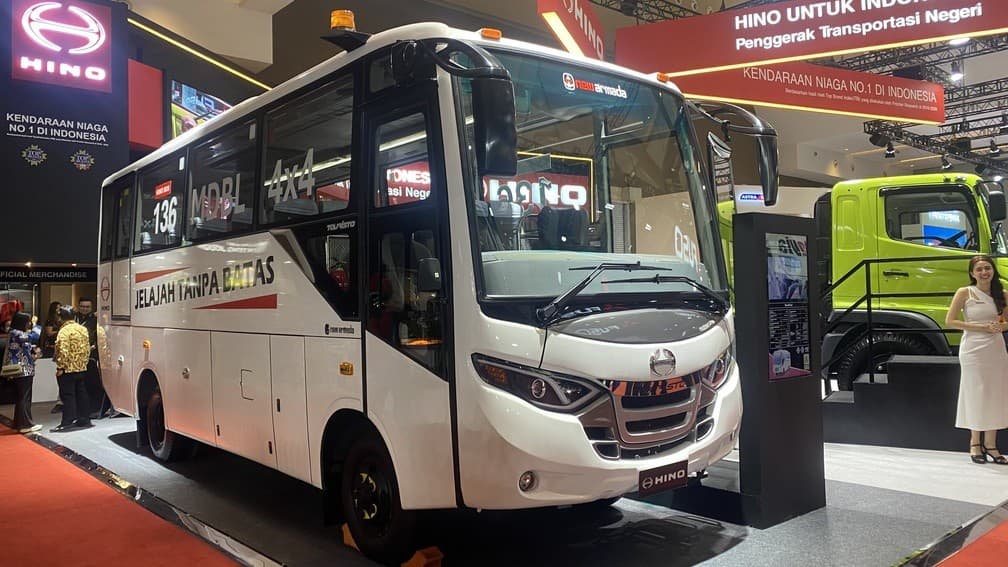 Hino Indonesia Luncurkan Produk Baru di GIICOMVEC 2026, Bus Penggerak Empat Roda