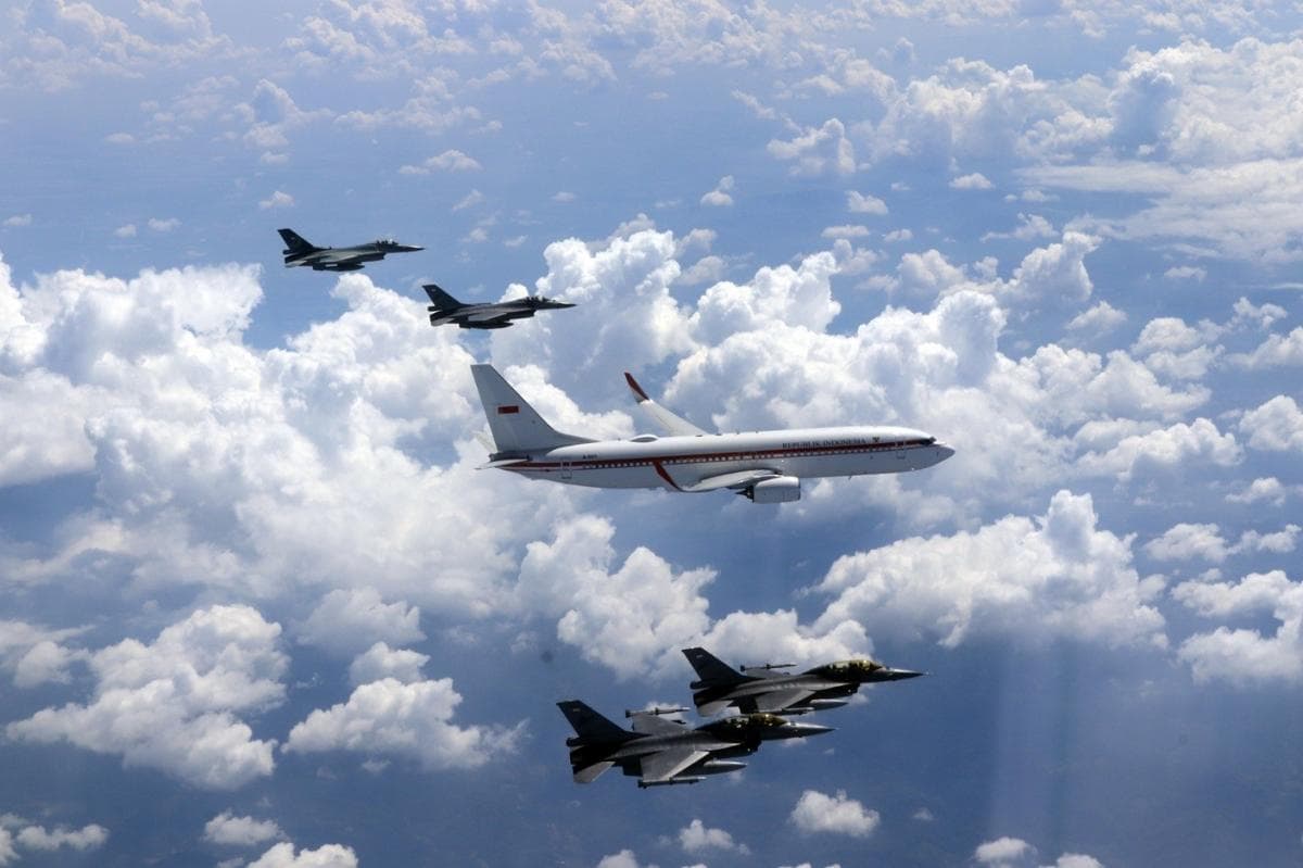 HUT ke-80 TNI AU, Pesawat Kepresidenan Dikawal Empat Jet Tempur F-16 dan Dua KAI T-50