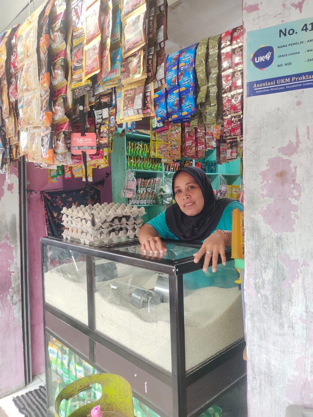 Langkah Kecil Berdampak Besar: Ibu Dewi, Kartini Masa Kini yang Menebar Manfaat untuk Lingkungan