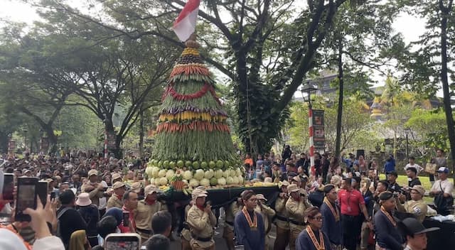 HUT Taman Mini ke-51, Pengunjung Antusias Ramaikan Arakan Gunungan Hasil Bumi